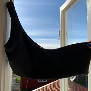 Bikini överdel  - Bikini överdel från Shein som tyvärr är för stor för mig. Helt oanvänd då den är för stor, rekommenderar till någon som kanske egentligen har medium då den är stor i storleken!💗💗