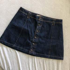 Jeans kjol från hollister i storlek 9, skulle säga att den passar M. Den har även lite mer ”stretch” i midjan. Helt oanvänd!