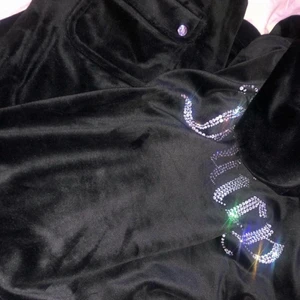 Svart Juicy Couture set strl S - Svart Juicy Couture set i strl S. Byxorna är med fickor där bak & tröjan med diamanter. Möts upp i Göteborg men kan även frakta.