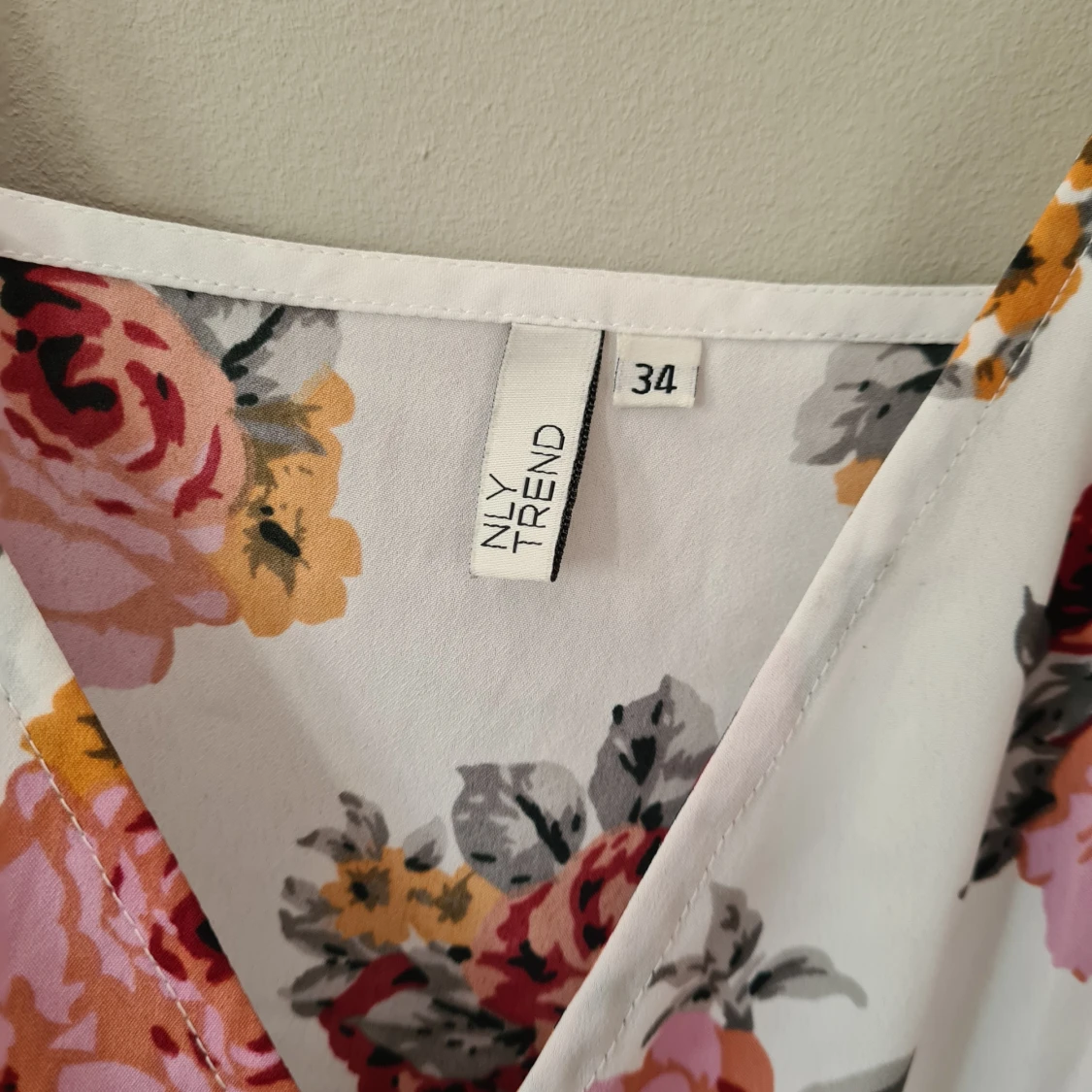 Blomih klänning med knyte i midjan - 90