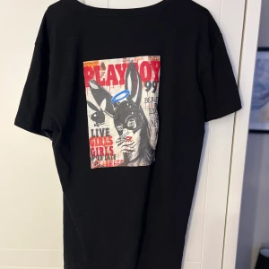 T-shirt  - En tröja jag köpte men som ja inte gillar så mycket! Använd en gång och tröjan är från lager 157 men är tryckt av en privat tjej! Strl L och köparen står för frakten! (Har inte hunnit kolla frakten så det nedan om postnord stämmer kanske inte)