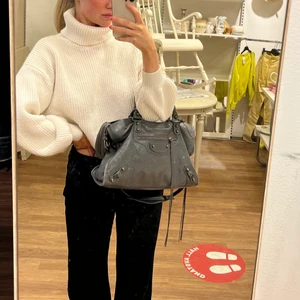 Stickad tröja - Världens finaste stickade tröja med polo krage 🥰💜 passar så bra till en söt kjol i sommar!!