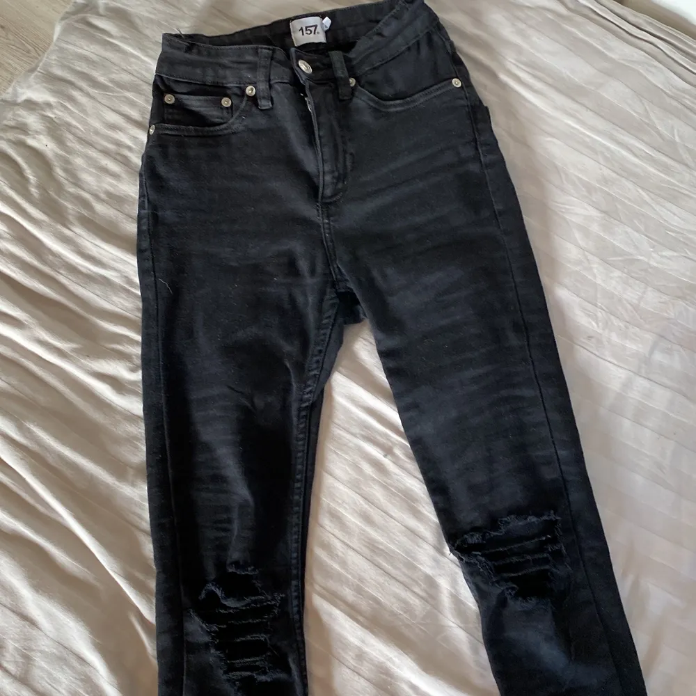 Skinny jeans men hål på båda knäna . Jeans & Byxor.