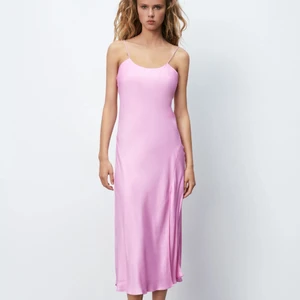 Lång rosa klänning  - Rosa långklänning i satin från Zara som int kommer till användning längre💕