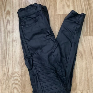 SKINNBYXOR - Skinnbyxor från only i strl. XS/30. Säljes då de är för små. Bra skick förutom att en ögla släppt, går att sy om man vill! Snygga detaljer på benen. Eventuell frakt betalas av köparen! 