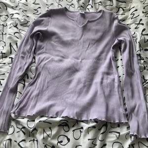 Jättesöt lila tröja - En super fin ljuslila tröja från lindex som tyvärr har en liten fläck men den syns knappt. Tröjan är i storlek men skulle nog passa många fler storlekar pågrund av hur du vill att den ska sitta. Kontakta för fler bilder/frågor💓😊 (vet inte fraktkostnad än)