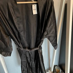 kimono - kimono från zalando, aldrig använd, har en annan jag gillar mer, jättefin i siden/silke? 