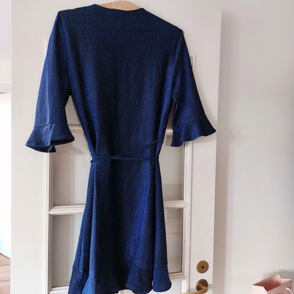 Sparkly dark blue mini tie dress - brand: KLING - I bought this dress in a tiny, cute store in Madrid! 55% nylon, 10% spandex, 35% metallic yarn. Klänningar.