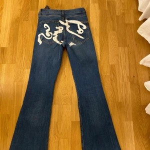 Y2k jeans - Ed Hardy liknande balla y2k jeans köpt här på Plick☺️☺️🤍 Säljer eftersom säljaren gav en vilseledande beskrivning på längden av byxorna så de inte passar mig! Skulle vara perfekta på någon UNDER 170 cm! Perfekt start på din y2k garderob till sommaren. Tack❤️