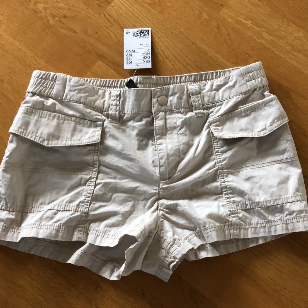 Helt nya beiga cargo shorts från hm med lappen kvar! Alldrig använda och säljer då jag ångrade mig över köpet. Skriv om ni e intresserade🫶🏼. Shorts.