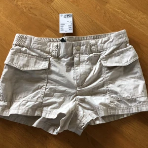 Cargo shorts - Helt nya beiga cargo shorts från hm med lappen kvar! Alldrig använda och säljer då jag ångrade mig över köpet. Skriv om ni e intresserade🫶🏼