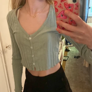 Ljusgrön topp🫶🏼 - Säljer denna super gulliga topp från shein🫶🏼 nästan aldrig använd så är som ny🫶🏼 dm för fler bilder🫶🏼