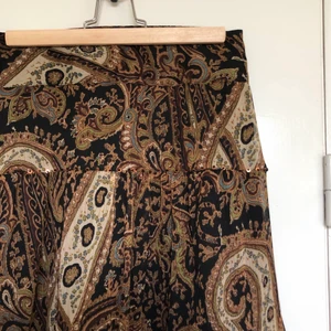 Maxikjol  - Säljer denna ascoola kjolen i paisleymönster! Fin jordig färgskala som passar med det mesta. Faller från höfterna till halva smalbenet på mig som är ca 170cm. Verkligen sommarens kjol! Superfin och unik. I gott skick 🤍🤎🤍🤎