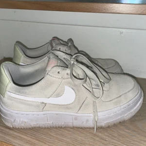 Nike air force - Säljer mina nike air force i ljusgrön färg. Dom är absolut inte sönder nånstans, de behöver bara en puts, därav priset.  Nypris ca 1200kr