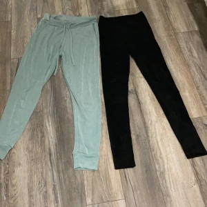 Två par byxor  - Två par byxor, dem grön/ blåa är förstora för mig och de svarta är för små. Jag har använt dem blå/ gröna till mjukis byxor, men man får göra hur man vill. Dem svarata byxorna är väldigt tajta och sitter bra om man har mindre lår.