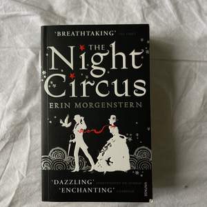 The Night Circus är en bok i fint skick då den aldrig har blivit läst. The Night Circus är en bok du måste läsa om du gillar mysterium/ fantasy eller om du bara vill drömma dig bort i en bok! Boken tar plats på en magisk circus på 1800 talet.