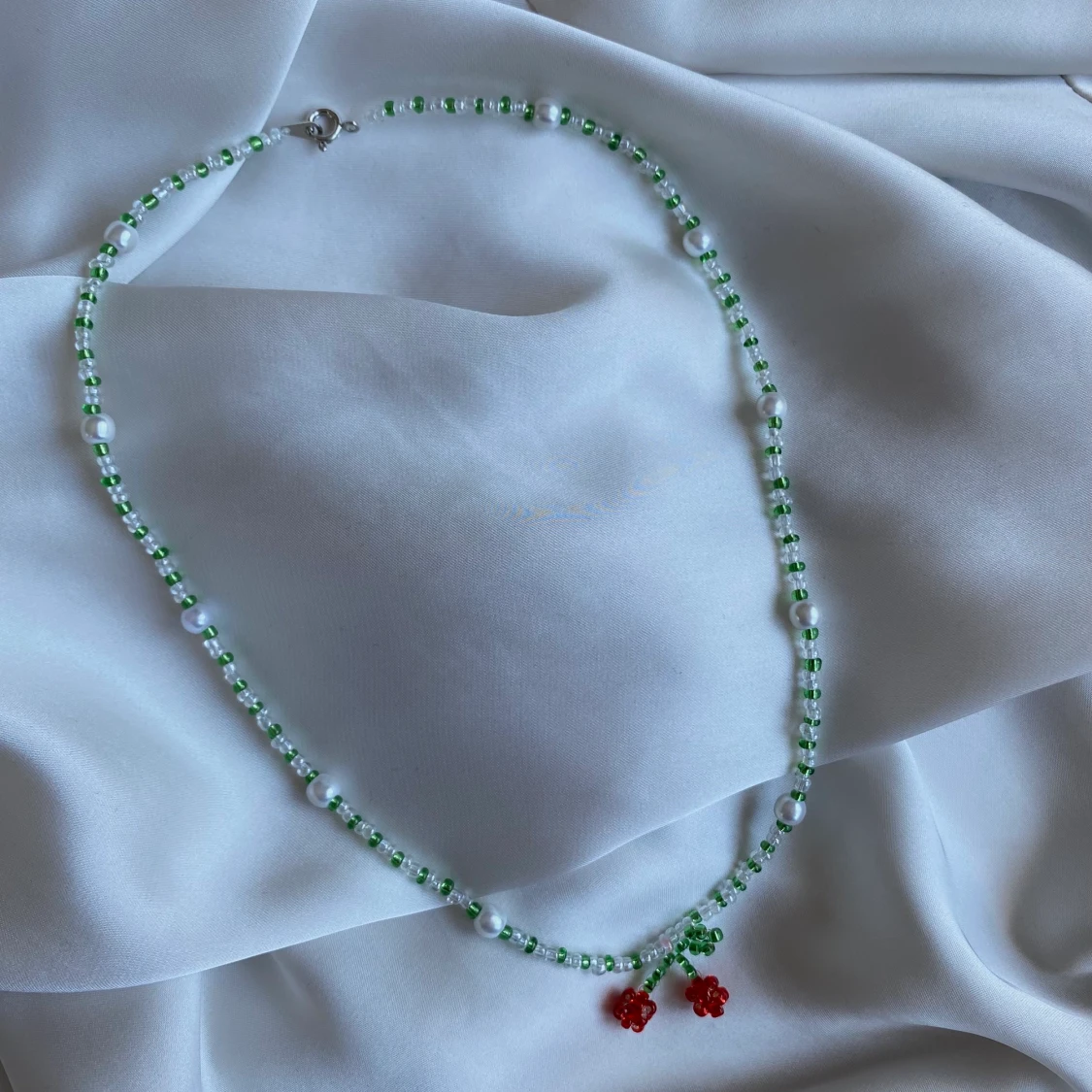 Pärlhalsband med körsbär  - 90