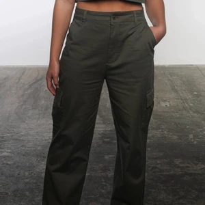 Adsgn cargo pants - Storlek: M. Aldrig använda. Säljer pga att de är för stora för mig. 