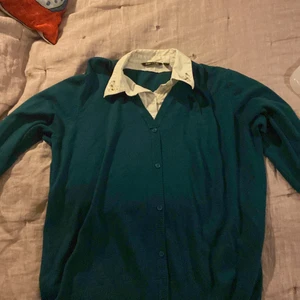 Grön skjorta - Begagnad grön skjorta från EMMAUS, aldrig använd.