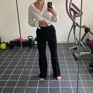 Svarta kostymbyxor  - Svarta kostymbyxor från Hanna Schönbergs kollektion med NAKD❤️ Säljer för att de inte kommer till användning. Jag är 172cm och de går ner i marken!!!