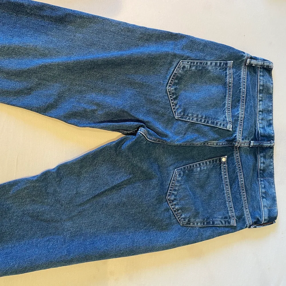 ett par mörkblå jeans från H&M som tyvärr inte passar mig längre. dem är köpta på herr avdelningen men passar alla. . Jeans & Byxor.