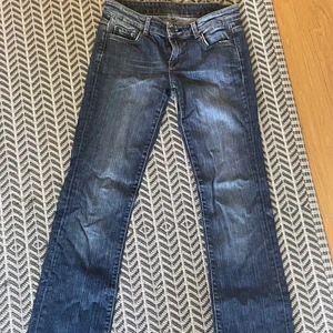 Lågmidjade Jeans - Skitsnygga lågmidjade jeans! Är lite korta på mig som är 174cm. Innerbenslängd: 85cm Midja: 27 