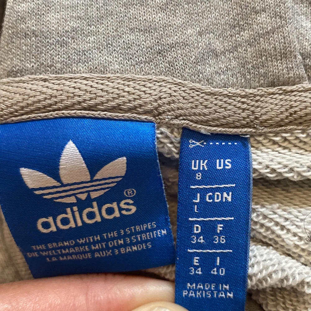 Adidas Hoddie grå utan dragkedja. Bra skicka, orginal pris 619kr. Säljs pga använder inte 😊. Hoodies.