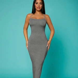 Shein klänning - Säljer denna grå shein klänning i strl XS, jätte fin men tyckte inte den passade mig.  Endast testad🤍