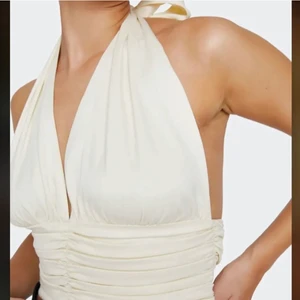 Halterneck topp - Så gaaaalet snygg skimrig halterneck-topp som knyts i nacken och knäpps i ryggen. Riktiga Marilyn Monroe vibes men tyvärr för stor för mig…😢 helt ny med lapp kvar! 💕 OBS säljer även en likadan i S!