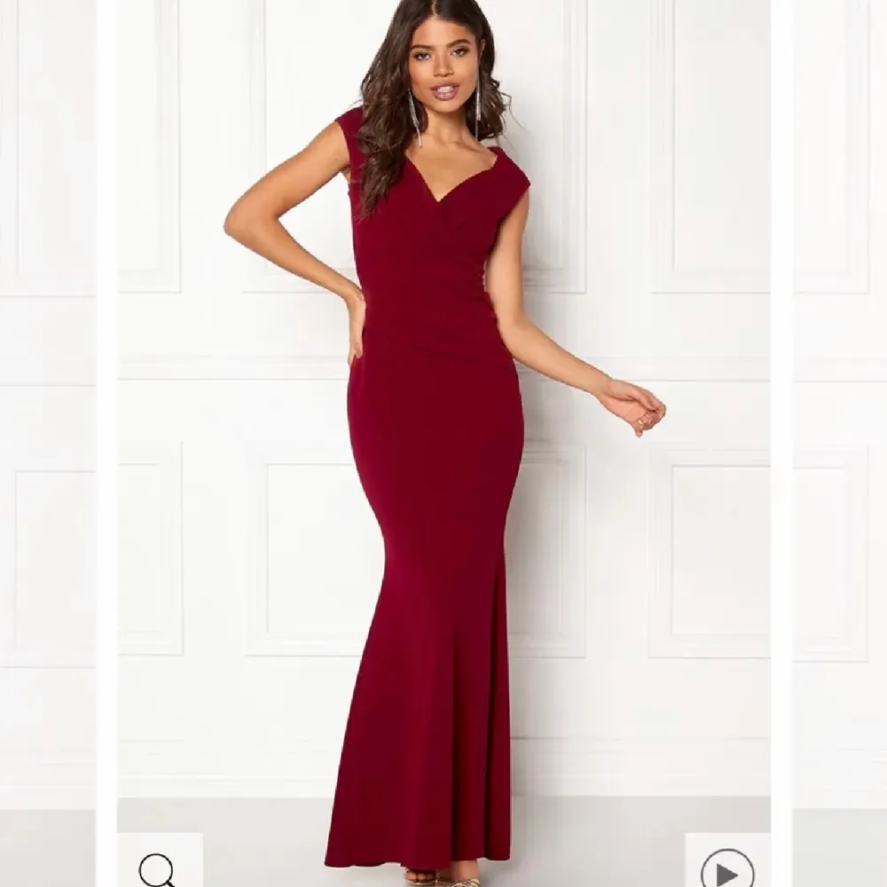Säljer klänningen för jag kommer inte använda den. Har använts 2 gånger.klänningen är rosa/nude är köpt på bubbleroom för 899kr den är i fint skick och inga skador i storlek 38/M men passar även en stolek mindre och större. Säljer den för 200kr . Klänningar.