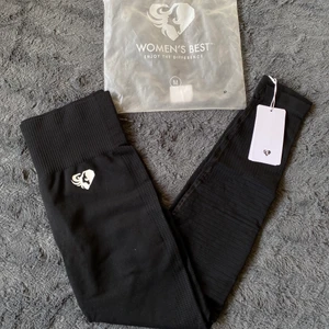 Womens best power leggings - Womens best power leggings strlk M. Helt nya aldrig provat då jag äger hur många som helst hehe. Nypris ca 500kr säljer för 260! Betalning via swish, frakt tillkommer!                                                                                            Har dessutom två par gamla likadana leggings som jag inte längre använder ifall någon är intresserad, väl använda därmed sådär kvalitet men skickar med gratis vid köp av annat.