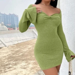 Grön oanvänd klänning  - Grön oanvänd klänning i storlek S/M. Fotot är taget från sidan den är beställd. Klänningen är fortfarande i sitt paket. 