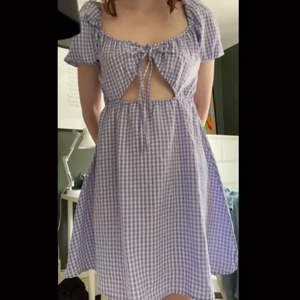 Lila sommar klänning💜 - Den här fina klänning är från H&M. Riktigt fin och gullig. Men tyvärr så passade inte den mig så extremt bra eftersom den var lite för stor för mig😅. ( mer info finns via dm) ❤️❤️❤️