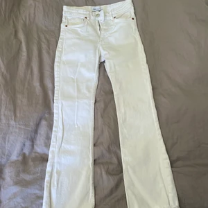 Zara jeans  - Zara jeans storlek 34, ganska korta säljer för 40kr 