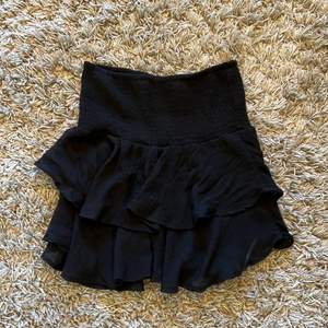 säljer min fina volang kjol som tyvärr aldrig används då jag inte tycker det är min stil, storlek S och i perfekt skick🥰