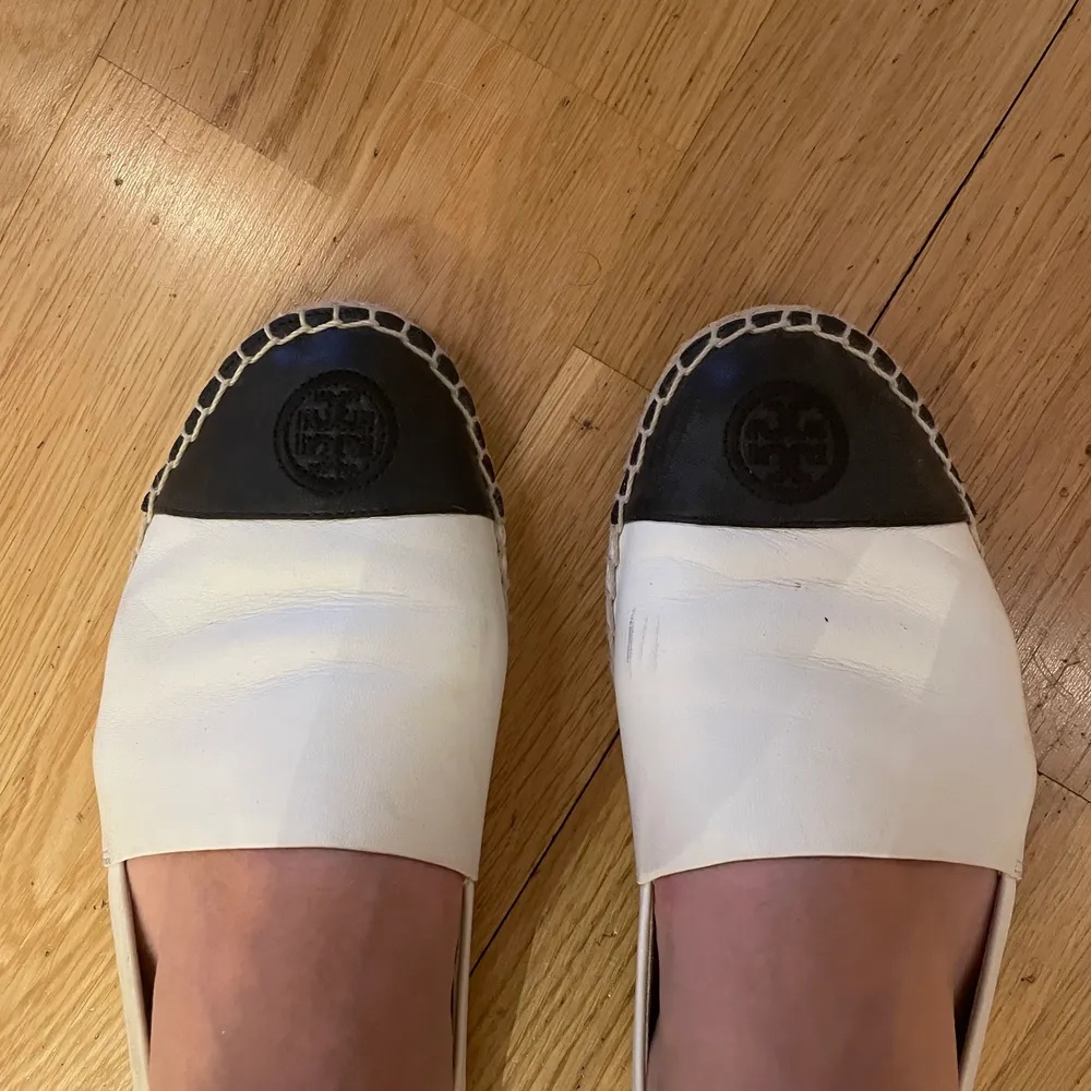 tory burch espadrilles/sandals i benvit och svart färg med märket längst fram. Lite slitage, se sista bilden, annars fint skick!. Skor.