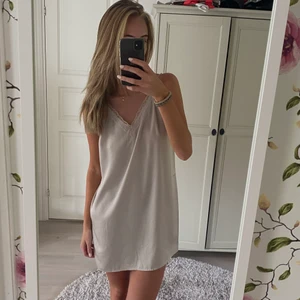 Satin klänning  - Kort satin klänning från hm, använd en gång