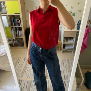 Röd väst - Västen var från början en tröja men blev omsydd av mig. Den är fint skick och så tyget är inte sticksigt.💗 Frakt tillkommer