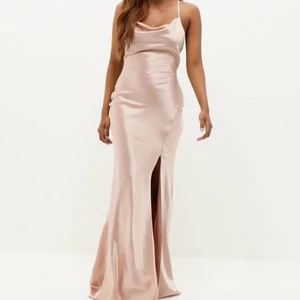 Beige siden långklänning  - Säljer denna fina klänning då den inte kommer komma till användning. Använd en gång så den är i bra skick. Är 157 btw😊 Kan mötas upp i Trollhättan, även kan jag skicka men då står du för frakten. Skriv ifall du vill veta mer information🥰