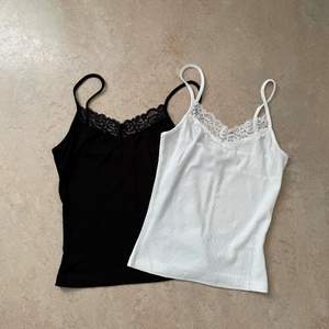 Två linne/topp med spets (en svart och en vit) från Shein i storlek S. Aldrig använt. Checka bio för info. Kan endast mötas i Göteborg📍