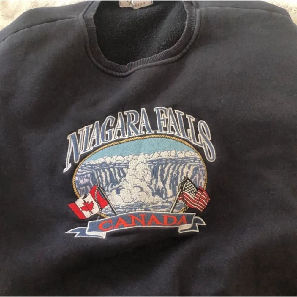 Marinblå Sweatshirt från brandy Melville Plick Second Hand