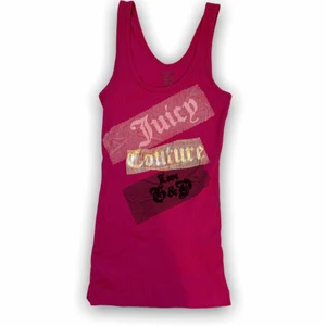 Juicy Couture linne - Så snyggt juicy couture linne i skrikrosa!! Nice längd, fint att dra ner över tex lågmidjade jeans för att ha som lite längre linne, eller dra upp lite för att ha som pösigare normallångt linne!! Jättebra skick! Storlek XS/S💞