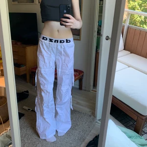 Cargo byxor - Vita cargo pants med resor i midjan med text på. 