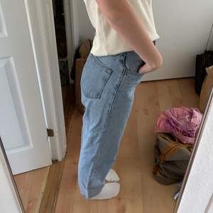 Asfina barrel-leg jeans från otherstories. Använder tyvärr inte längre. Jag är 167cm. Storleken är w25 men sitter kanon på mig som oftast har w27 eller w28