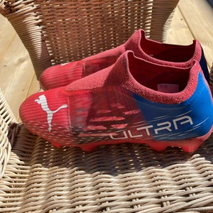 Puma fotbollsskor  - Röda fotbollsskor köpte dom i vintras. Gräs dobbar.
