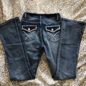 Snygga jeans med fina detaljer på bakfickorna!! Säljer då dom inte kommer till användning! 💜