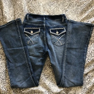 Jeans  - Snygga jeans med fina detaljer på bakfickorna!! Säljer då dom inte kommer till användning! 💜