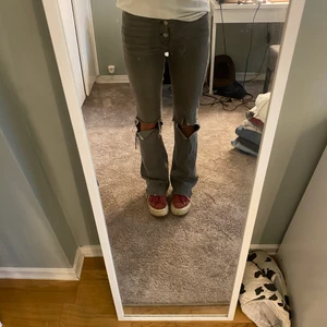 Gråa Bootcutjeans  - Gråa Bootcut jeans från Mango storlek 34 men passar 36 oxå. Jag är 163cm lång. Säljer pga att de inte kommer till användning🥰 Kan mötas upp eller så står köparen för frakt!