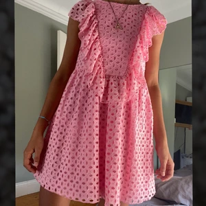 Rosa zara klänning - Denna volangklänning är så fin i en supersnygg rosa färg, storlek 152 på barn men skulle säga att den passar upp till 1,65 ungefär!