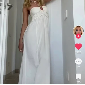 Klänning h&m - Oanvänd klänning från h&m. Köparen står för frakten💗 slutsåld för tillfället. Passar mig med storlek S i vanliga fall